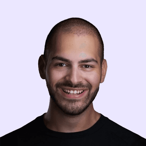 Açık renkli arka plan önünde portre fotoğrafı