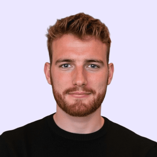 Açık renkli arka plan önünde portre fotoğrafı